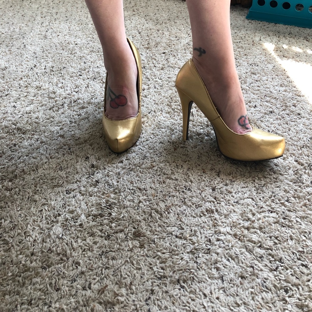 Gold heels excellent used condition